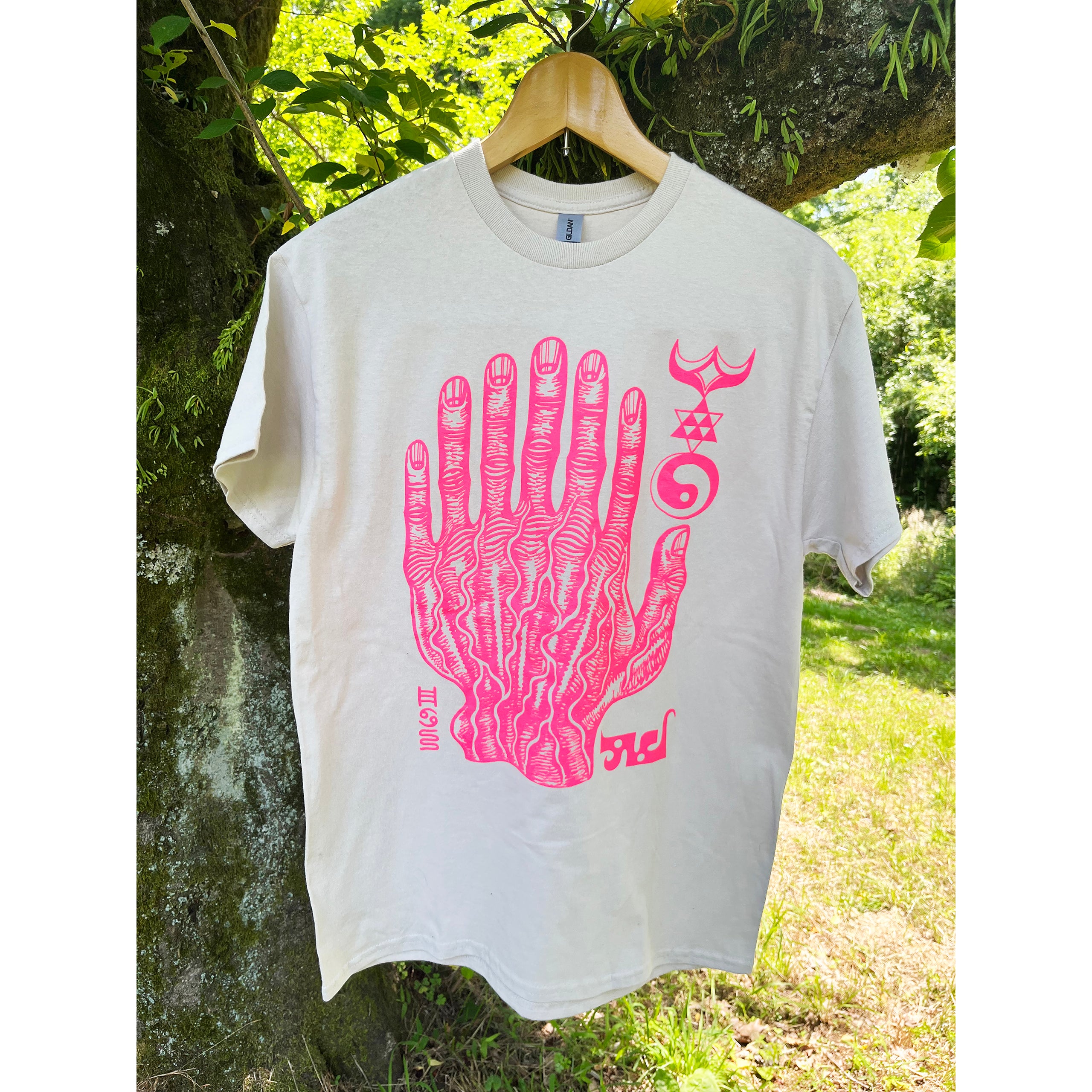 ダニエル・ヒグス「Hand Talisman」オリジナルTシャツ【Apparel